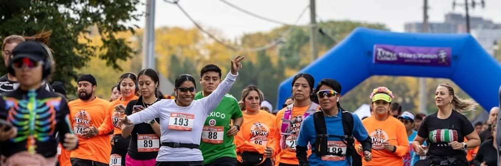 People starting the 5K Skeleton Trot race with wearing their race bibs.
