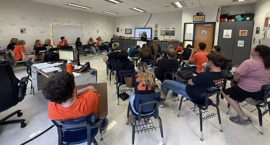 Students listen to Jeff Rogers talk about the journalism profession.